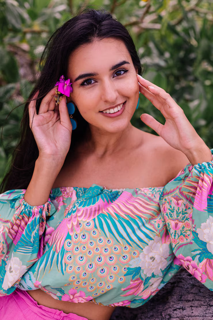 files/retrato-da-moda-da-mulher-elegante-em-top-de-manga-comprida-de-impressao-colorida-e-shorts-rosa-na-praia-fundo-tropical_343596-997.avif